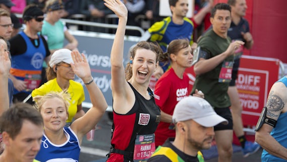 澳博app半程马拉松比赛中，一名运动员对着镜头微笑