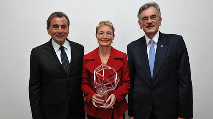 Angela Casini receiving Burghausen Chemistry Award