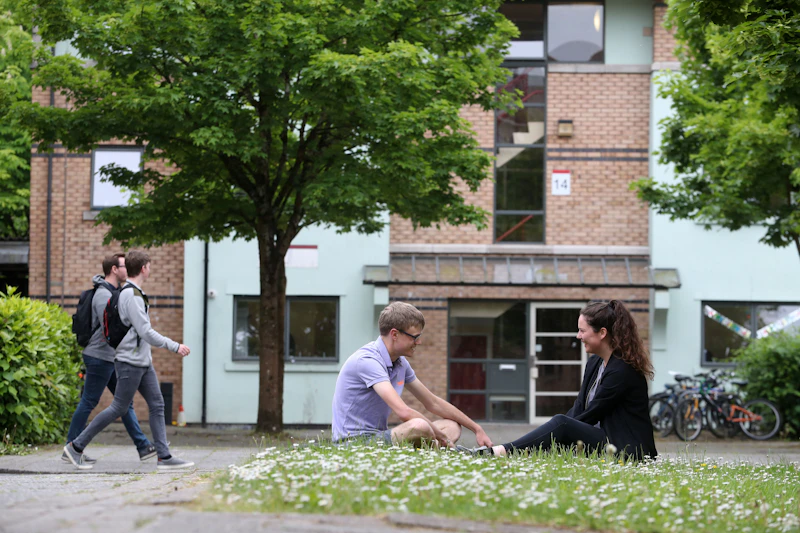 In close proximity to local supermarkets, sports and study facilities
