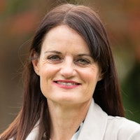 Yr Athro Gillian Bristow