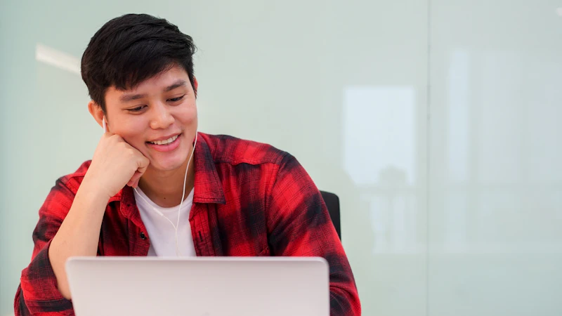 Student listening to online course