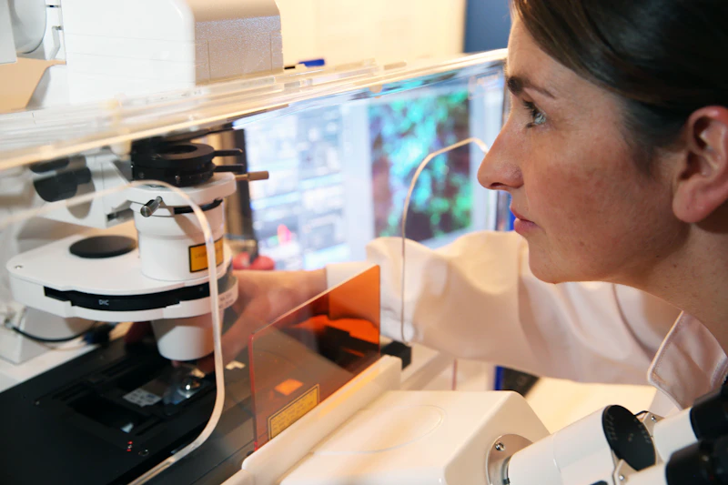 Dr Catherine Hogan on Confocal Microscope
