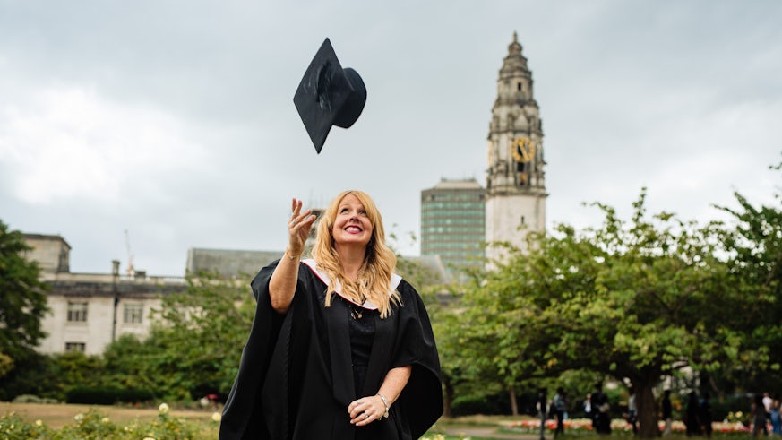 Kate Vokes yn taflu ei phennwrth at ei graddio