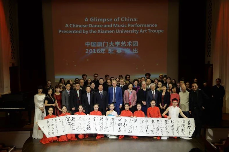 VC with performers and Xiamen delegation