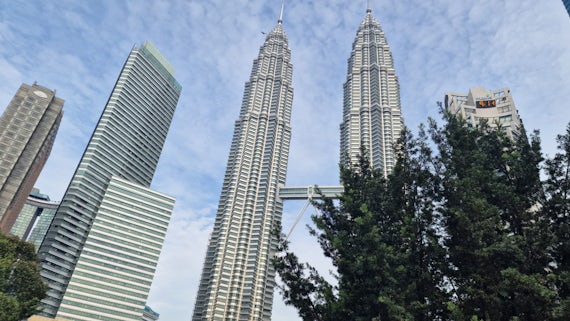 Twin Towers Petronus yn Kuala Lumpur.