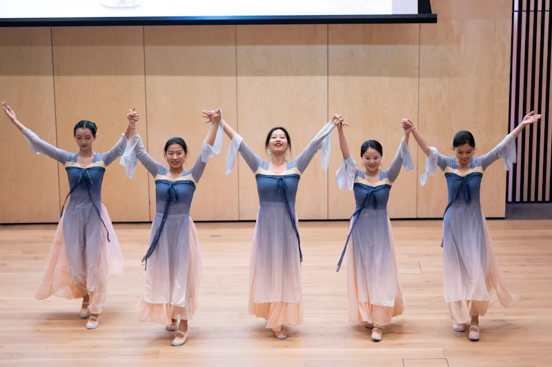 5 CCI tutors hands held raise to the audience