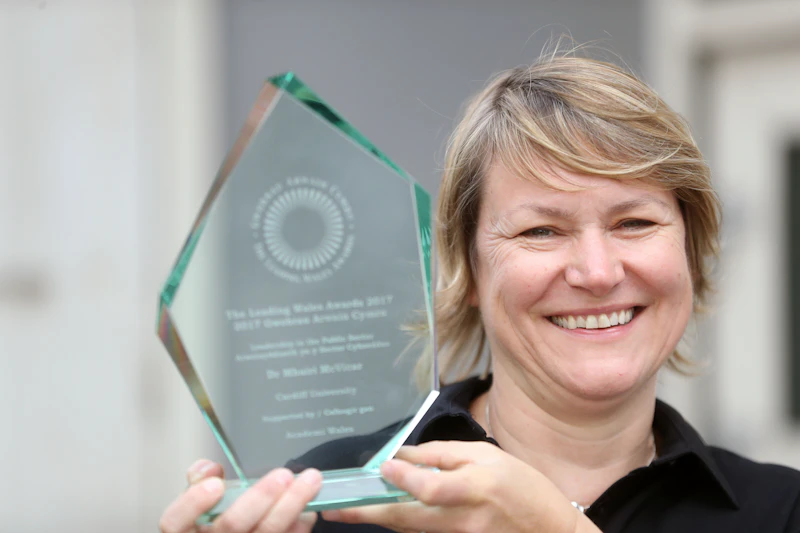 Dr Mhairi McVicar with Leadership Award