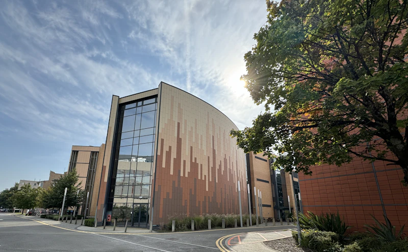 Mae pump o raglenni meistr Ysgol Busnes Caerdydd wedi'u rhestru ymhlith y gorau yn y byd.