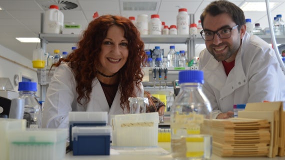 Shan Cothi  & Dr Andreas Zaragkoulias in a lab