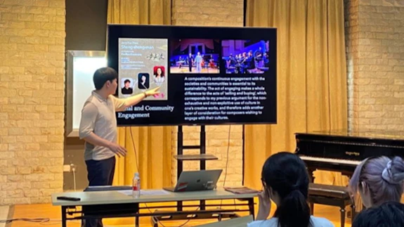 Jerry Zhou lecturing in China