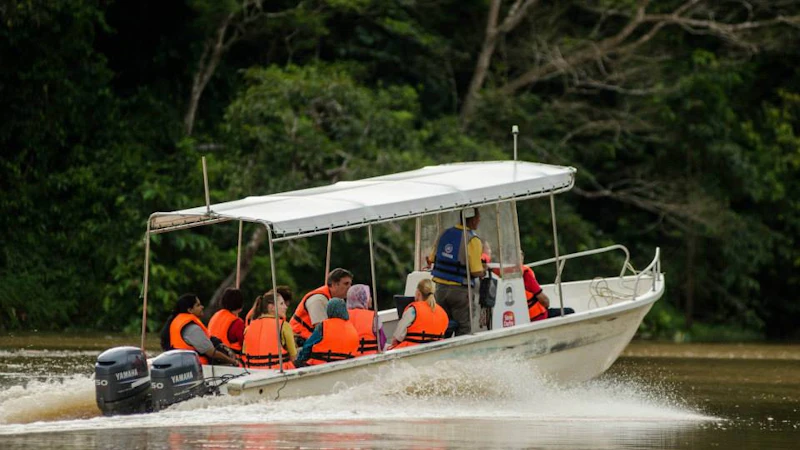 Travel by boat at Danau Girang