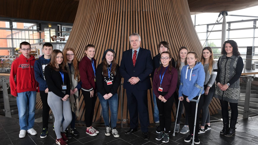First Minister with Cynffig Comprehensive School pupils